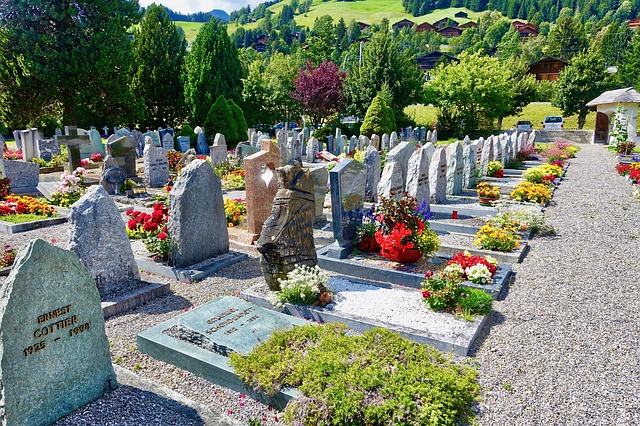 Décorer une tombe : comment le faire sans pierre tombale ?