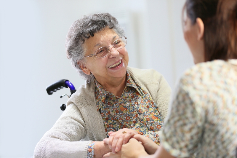 une patiente atteinte d'Alzheimer avec un proche