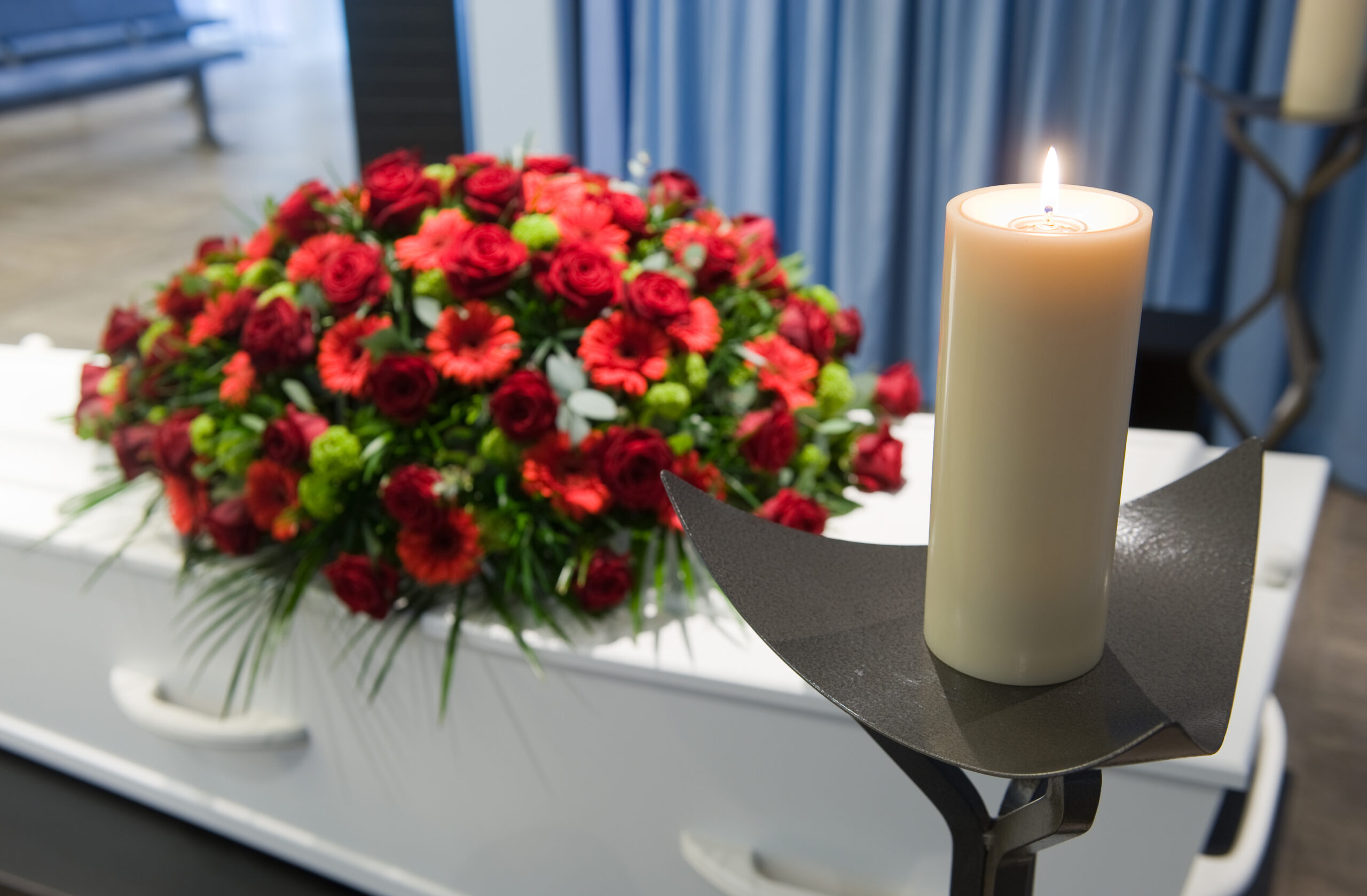 Honorer le défunt : comment organiser respectueusement une veillée funèbre à domicile ?