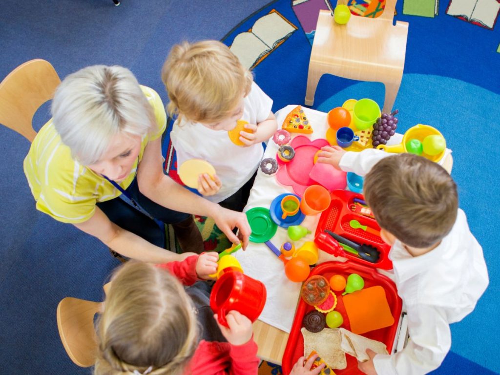 enfants et éducatrice dans une garderie éducative