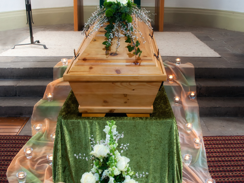 Comment se déroule la cérémonie funéraire catholique ?