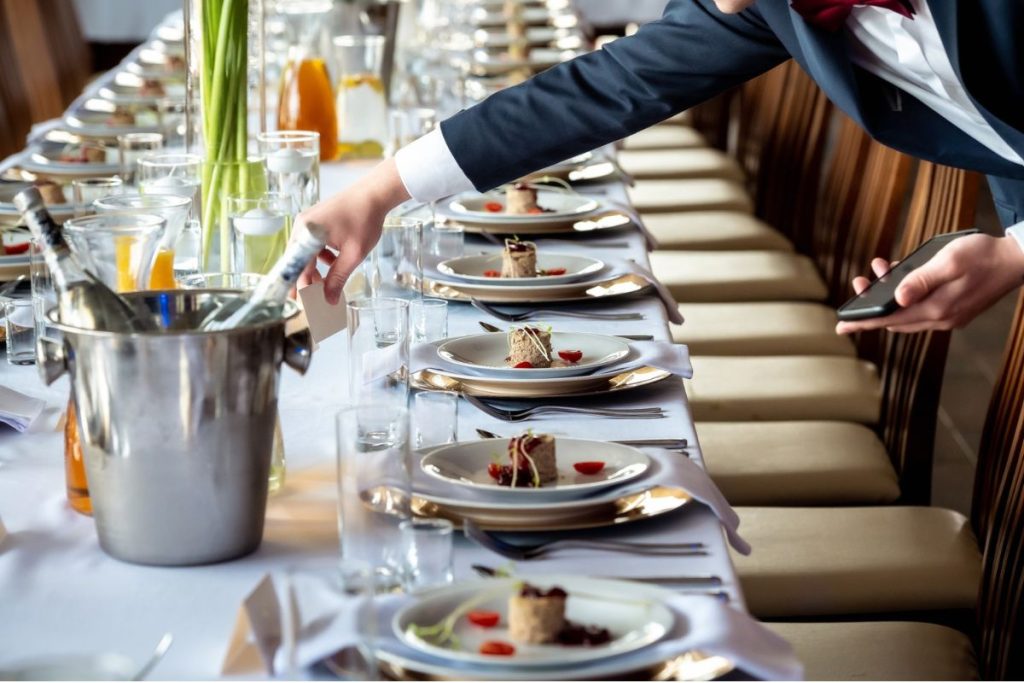L'art de dresser une table pour votre fête privée : Conseils de traiteurs